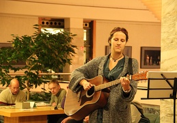 Atidarymo metu akustine gitara grojo Gabrielė Pukelytė
