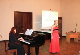 Dainuoja VDU MA lektorės B. Sodaitytės studentė Marija Arutiunova.