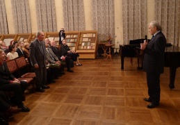 Jubiliatą sveikina Kauno valstybinio choro vadovas Petras Bingelis.