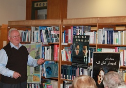 Pranešėjas Manfred Pathe demonstruoja Afganistano filmų plakatus