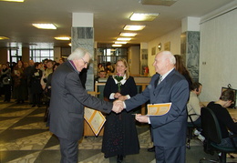 V. Slavinskas teikia diplomą grafikui R. Čarnai