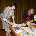 A. Naudžiūnienė ir R. Markevičienė pasirašo bendradarbiavimo sutartį