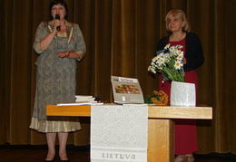 KAVB direktorė A. Naudžiūnienė ir bendruomenės centro “Žaliakalnio aušra“ pirmininkė R. Markevičienė