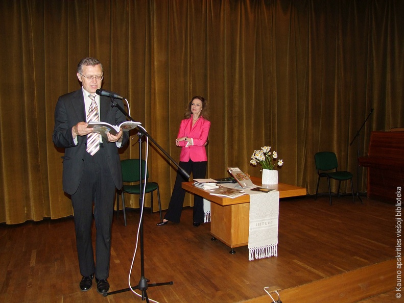 V. Kaminskas ir V. Kochanskytė skaito almanacho ištraukas