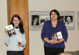 Kultūrinių renginių organizatorė Aistė Megelinskienė ir knygos autorė Elvyra Davainė