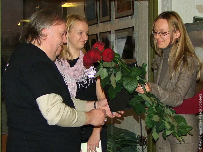 KTU FOTO studijos narius sveikina Kauno miesto savivaldybės atstovė