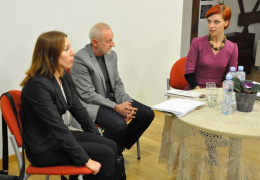Poetai Daiva Čepauskaitė ir Donaldas Kajokas bei renginio vedėja KAVB Skaitytojų klubo kuratorė Lina Sabaitytė