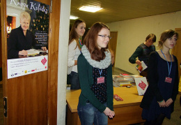 Bibliotekos savanoriai renka akcijai &quot;Knygų Kalėdos&quot; atneštas knygas