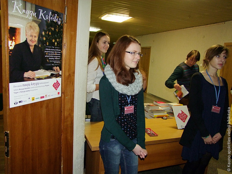 Bibliotekos savanoriai renka akcijai &quot;Knygų Kalėdos&quot; atneštas knygas