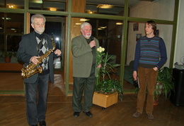 Saksofonistas Eugenijus Kunickas, parodos autorius Antanas Zinkevičius ir renginio vedėjas Deividas Preišegalavičius