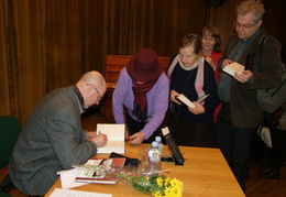 Nusidriekė eilė skaitytojų, laukiančių autografo 