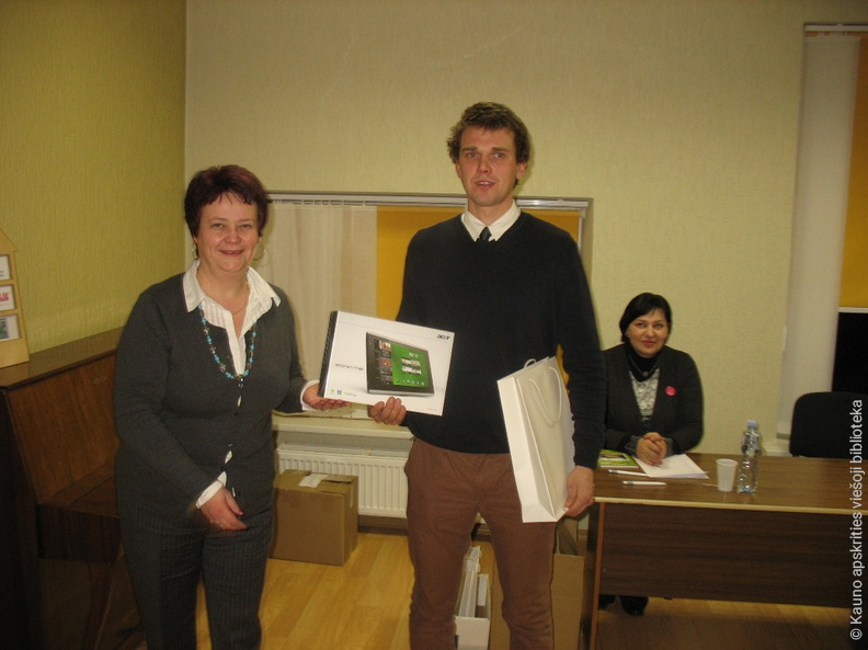 Pirmosios vietos nugalėtojas Steponas Nacius apdovanojamas planšetiniu kompiuteriu