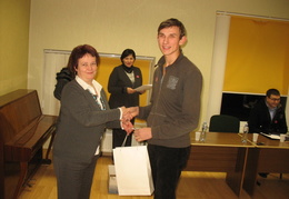 Apdovanojamas antrosios vietos nugalėtojas Arnas Zmitra
