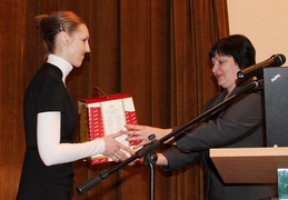 Bibliotekos direktorė Asta Naudžiūnienė ir viešųjų ryšių specialistė Edita Urbonavičienė