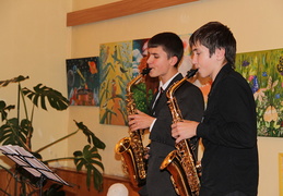 Saksofonais grojo Meno mokyklos auklėtiniai