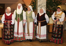 Seredžiaus bendruomenės narės atliko savo krašto dainą