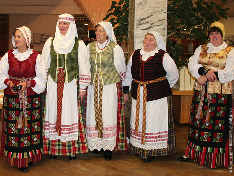 Seredžiaus bendruomenės narės atliko savo krašto dainą