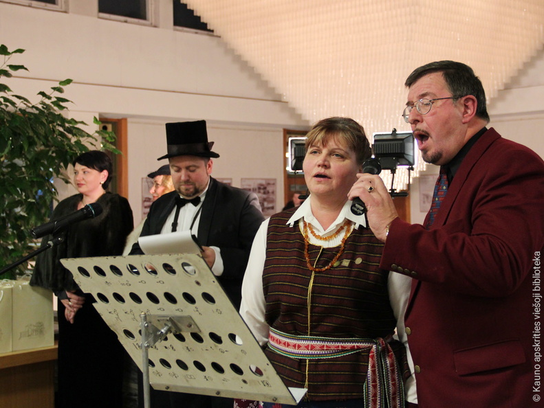 Plokščių himną atliko Muzikinio teatro solistas J. Janušaitis ir Plokščių kultūros namų renginių organizatorė I. Krištolaitienė