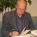 Liudas Gustainis dalija autografus