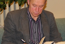 Liudas Gustainis dalija autografus
