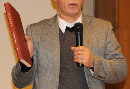Leidyklos „Homo liber“ direktorius Vilius Gužauskis demonstruoja savilaidinius O. Milašiaus raštų tomus