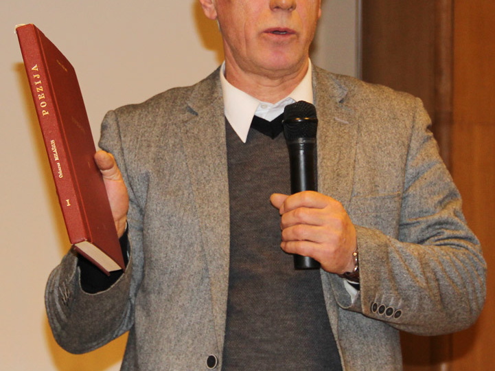 Leidyklos „Homo liber“ direktorius Vilius Gužauskis demonstruoja savilaidinius O. Milašiaus raštų tomus