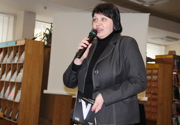 Svečius sveikino bibliotekos direktorė Asta Naudžiūnienė