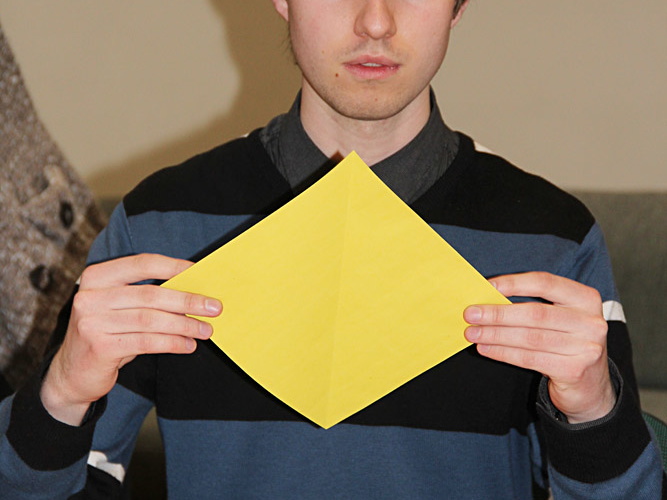 Origamis lankstomas iš kvadratinio popieriaus lapo, nenaudojant žirklių ir klijų