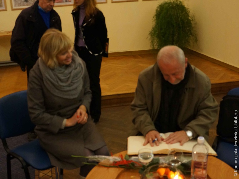 Jonavos bibliotekos direktorė Skirmutė Gajauskaitė ir rašytojas Donaldas Kajokas