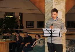 Atidarymo metu parodos autorius Regimantas Žilys skaitė savo poeziją rusų kalba