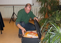 V. V. Landsbergis ištraukė knygų iš savo lagaminėlio ir skaitė jų ištraukas