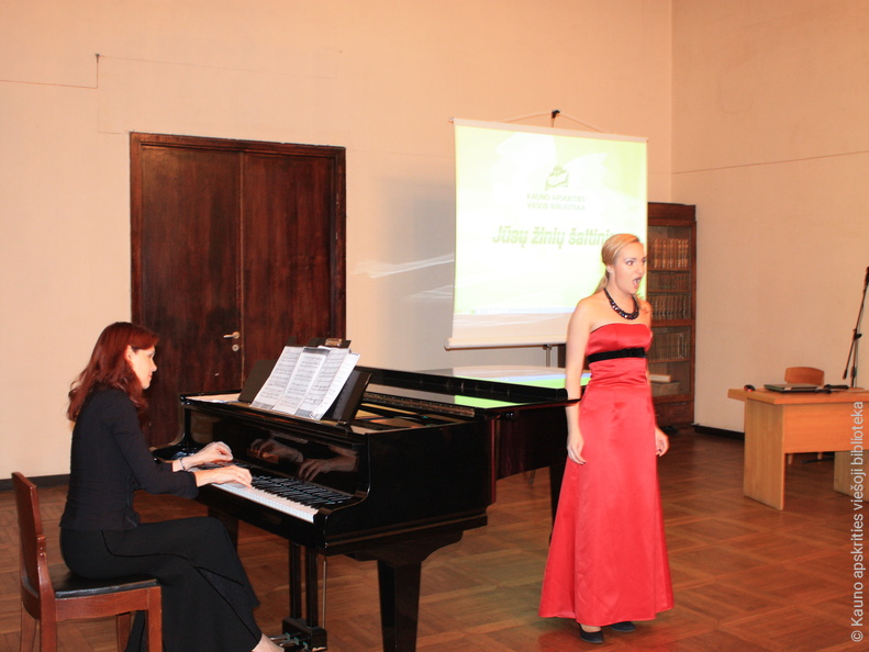 Dainuoja VDU MA lektorės B. Sodaitytės studentė Marija Arutiunova.