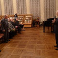 Jubiliatą sveikina Kauno valstybinio choro vadovas Petras Bingelis.