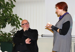 Žurnalistė, redaktorė Danutė Junevičienė įteikė autoriui dovanų
