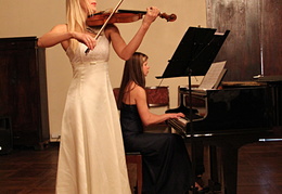 Viktorija Čepinskienė (smuikas) ir
Daiva Maskoliūnienė (fortepijonas).