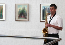 Saksofono garsais ateinančiuosius pasitiko menininko sūnus muzikantas Justas Žilinskas