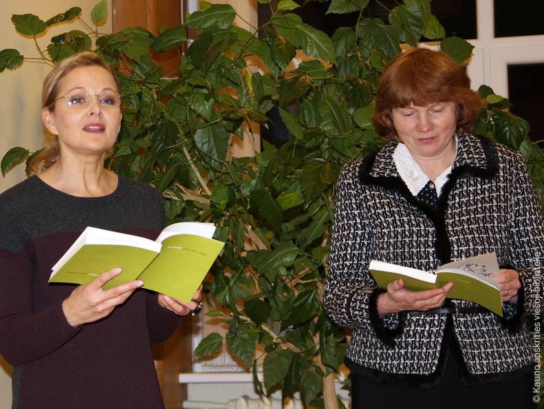 Aktorė Jolanta Dapkūnaitė ir Sigita Barniškienė skaito Aldonos Gustas eiles lietuviškai ir vokiškai