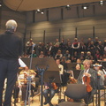 Maestro P. Bingelis su choru ir orkestru prieš koncertą