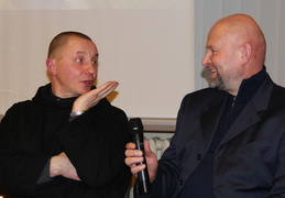 Filmo autorius Dalius Ramanauskas ir Palendrių Šv. Benedikto vienuolyno prioras kun. Kazimieras Milaševičius OSB.