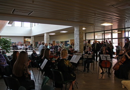 Kauno Juozo Gruodžio konservatorijos styginių orkestras, vadovaujamas Kristinos Domarkienės.