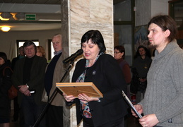 Kauno apskrities viešosios bibliotekos direktorė Asta Naudžiūnienė sveikina parodos rengėjus ir susirinkusius svečius.