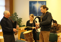 Senoviniais lietuvių liaudies instrumentais dūdmaišiais groja Jonas Misevičius, Veronika Tarasevičiūt, Laimonas Staškūnas.