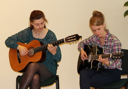 Kauno vaikų ir moksleivių laisvalaikio rūmų Klasikinės gitaros studijos narės Birutė ir Živilė