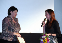 Kino centro „Romuva“ l.e.p. direktorė Monika Inčerytė sveikina KAVB direktorę Astą Naudžiūnienę ir visą bibliotekos bendruomenę.
