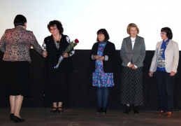 Kauno apskrities viešosios bibliotekos direktorė Asta Naudžiūnienė sveikina bibliotekos darbuotojas.