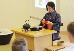 Arbatos gėrimo ceremoniją demonstruoja Kyumeikan Kendo mokyklos vadovė Raimonda Strazdienė