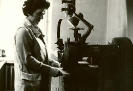 E. Abramavičienė knygrišykloje. 1970 m.