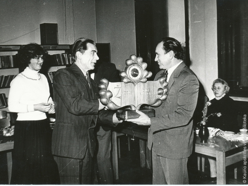 Sveikinimai nuo eksperimentinių sporto gaminių fabriko „Dinamo“ kolektyvo. 1984 m.