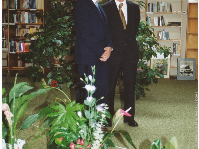 Direktoriai A. Pupienis ir A. Samėnas minint bibliotekos 50-metį. 2000 m.