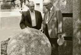 Bibliotekos direktorius K. Povilaitis ir architektas V. Landsbergis-Žemkalnis prie bibliotekos senųjų rūmų